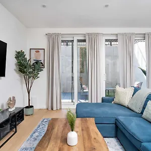 Luxury 2-bedroom Oasis At College & Bathurst Holiday home